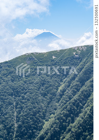 從雲海中的北嶽山肩眺望富士山。攀登南阿爾卑斯山的北岳 132500691