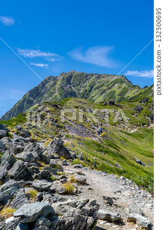 從北山的山肩望去的北山頂。攀登南阿爾卑斯山的北山 從北山的山肩望去的北山頂。攀登南阿爾卑斯山的北山 132500695