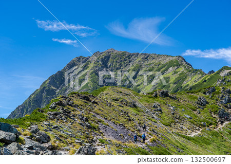 從北山的山肩望去的北山頂。攀登南阿爾卑斯山的北山 從北山的山肩望去的北山頂。攀登南阿爾卑斯山的北山 132500697