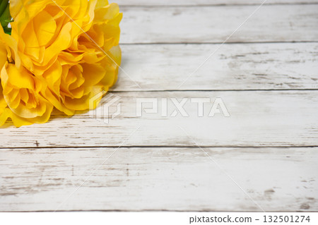 黃玫瑰和白木桌背景材料 132501274