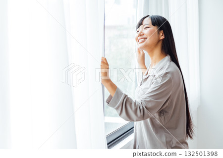 年輕女性的健康生活方式：清晨醒來，神清氣爽 132501398