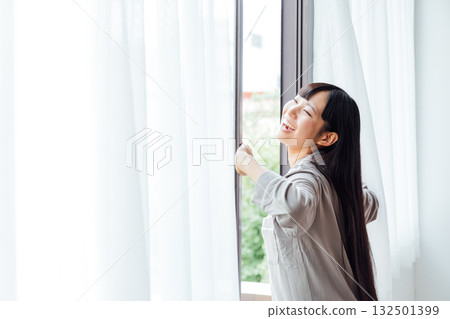 The well-being-conscious lifestyle of a young woman: A refreshing morning awakening 132501399