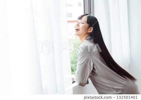 年輕女性的健康生活方式：清晨醒來，神清氣爽 132501401