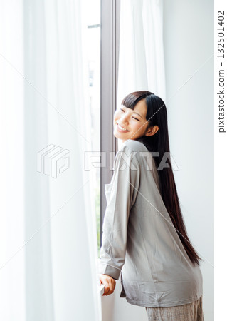 年輕女性的健康生活方式：清晨醒來，神清氣爽 132501402