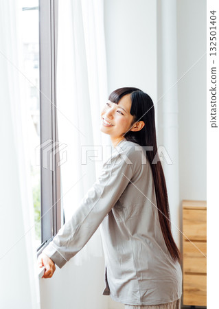 The well-being-conscious lifestyle of a young woman: A refreshing morning awakening 132501404