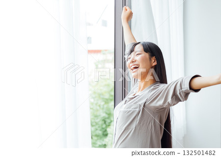 年輕女性的健康生活方式：清晨醒來，神清氣爽 132501482