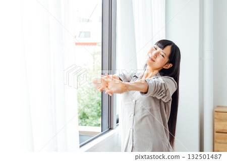 The well-being-conscious lifestyle of a young woman: A refreshing morning awakening The well-being-conscious lifestyle of a young woman: A refreshing morning awakening 132501487