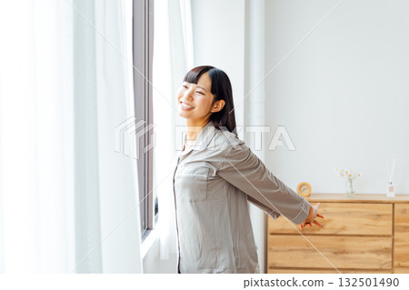 The well-being-conscious lifestyle of a young woman: A refreshing morning awakening 132501490