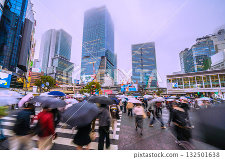 日本東京城市景觀：陽光依然不足…一個擠滿了外國遊客的十字路口，他們正享受著雨中穿梭的樂趣（26日） 132501638