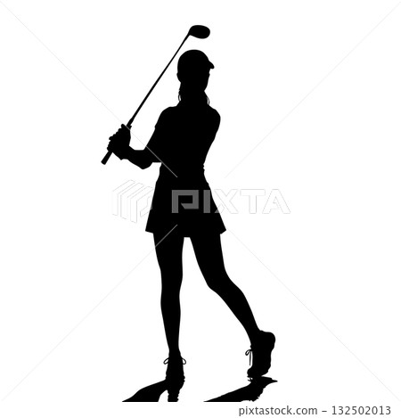 身穿裙子、手持一號木和鐵桿揮桿的女高爾夫球手的剪影 132502013