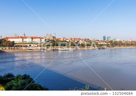 Warsaw Castle and old town at Vistula river in Warsaw, Poland Warsaw Castle and old town at Vistula river in Warsaw, Poland 132504084