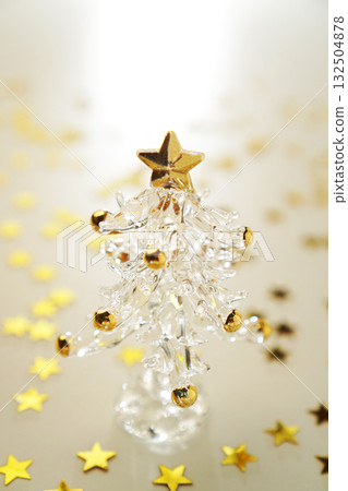 Glass Christmas tree and sparkling gold star 132504878