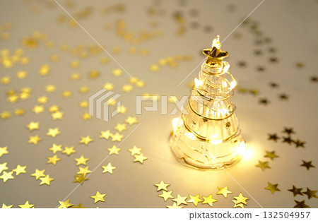 玻璃聖誕樹和閃閃發光的金星 玻璃聖誕樹和閃閃發光的金星 132504957