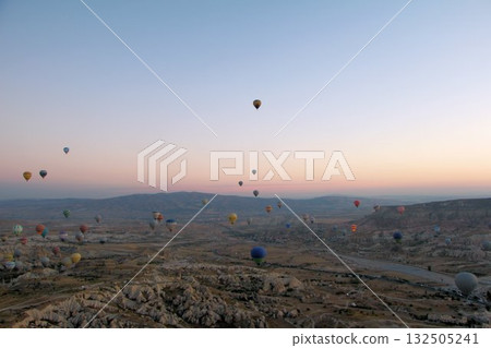 卡帕多西亞熱氣球從清晨黎明前飛行到日出，卡帕多西亞風景 132505241