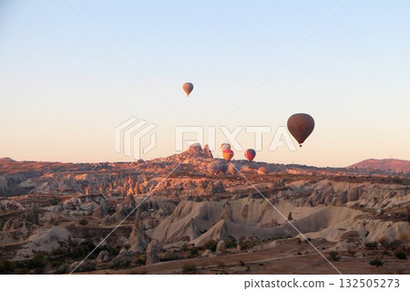 卡帕多西亞熱氣球從清晨黎明前飛行到日出，卡帕多西亞風景 132505273