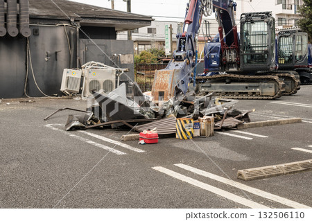 [Store demolition and heavy machinery] 132506110