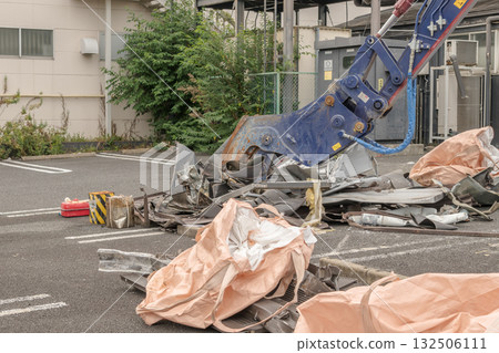 [Store demolition and heavy machinery] 132506111