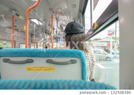 [Inside a local bus] 132506380