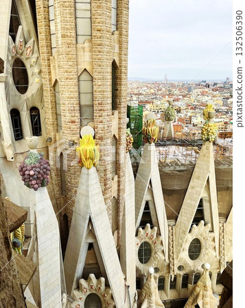 聖家堂聖誕立面上的水果和農作物雕塑象徵基督的誕生 132506390