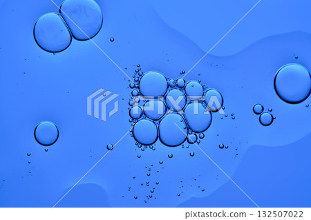 The texture of a cosmetic serum with bubbles on a blue background. 132507022