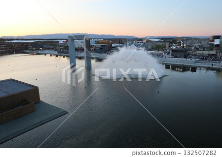 The large roof ring and the fountain at the Water Plaza of the Osaka-Kansai Expo (EXPO2025) 132507282
