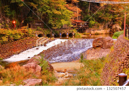 秋天的川治溫泉、傍晚的男鹿川 132507457