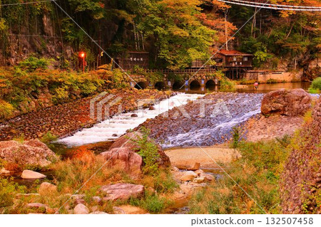 秋天的川治溫泉、傍晚的男鹿川 132507458