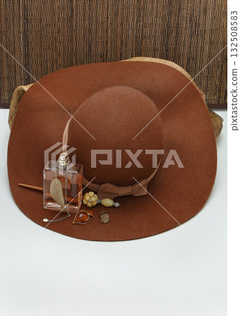 Female hat 132508583