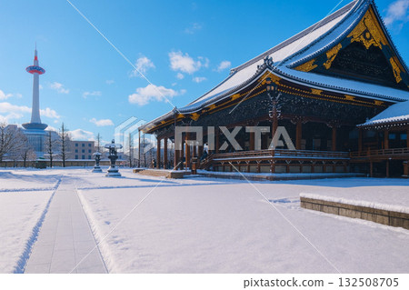 東本願寺和京都塔 - 雪景 132508705