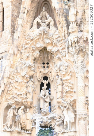 聖家堂「聖誕立面」上「希望之門」頂部的裝飾雕塑 132509327