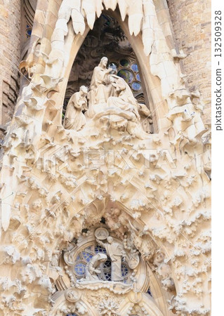 聖家堂「聖誕立面」中心「慈善拱門」頂部的雕塑 聖家堂「聖誕立面」中心「慈善拱門」頂部的雕塑 132509328