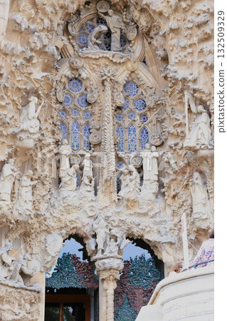 聖家堂「聖誕立面」中心「慈善拱門」頂部的雕塑 聖家堂「聖誕立面」中心「慈善拱門」頂部的雕塑 132509329