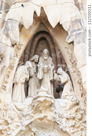 雕塑「耶穌擁抱山脈」裝飾著聖家堂「聖誕立面」的「信仰之門」頂部。 雕塑「耶穌擁抱山脈」裝飾著聖家堂「聖誕立面」的「信仰之門」頂部。 132509331