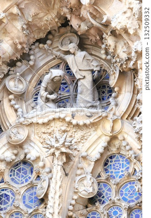 聖家堂「聖誕立面」中央「慈善拱門」頂部的「天使報喜」雕塑細節 132509332