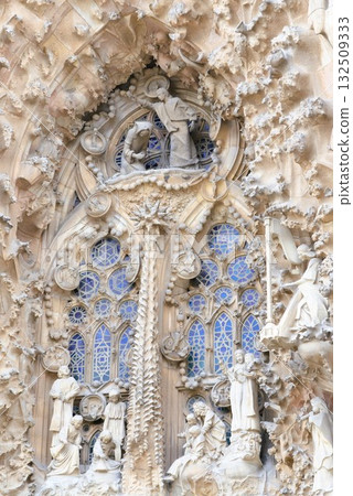 聖家堂「聖誕立面」中心「慈善拱門」頂部的雕塑 聖家堂「聖誕立面」中心「慈善拱門」頂部的雕塑 132509333