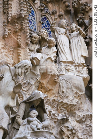 聖家堂「聖誕立面」中心「慈善之門」上方的雕塑 132509342