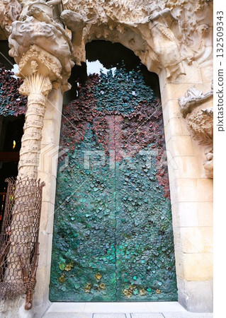 聖家堂「聖誕立面」中心的「慈善之門」細節 132509343