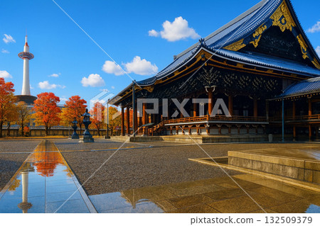 東本願寺和京都塔的秋葉 132509379