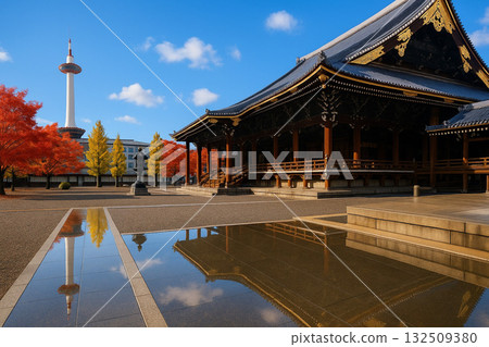 東本願寺和京都塔的秋葉 132509380