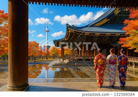 東本願寺和京都塔的秋葉 132509384