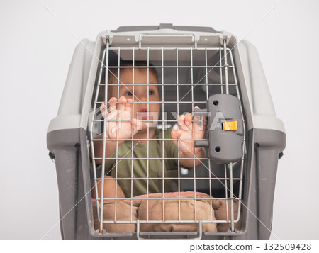 A small child in a closed cage. A small child in a closed cage. 132509428