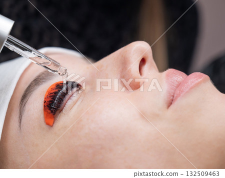 The process of professional lamination and tinting of eyelashes in the salon. 132509463