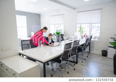 Caucasian woman giving instructions to subordinate.  132509738