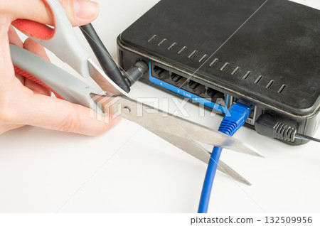 Scissors cut the router cables. Scissors cut the router cables. 132509956
