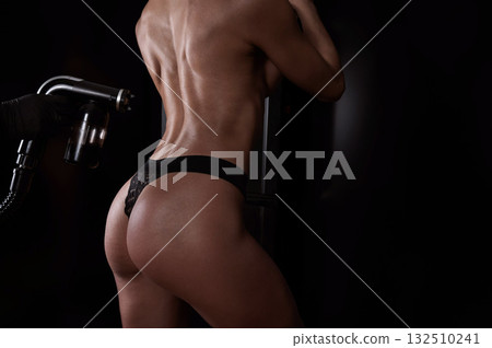 The master applies tinting paint on the back of a woman. Instant tanning treatment. The master applies tinting paint on the back of a woman. Instant tanning treatment. 132510241