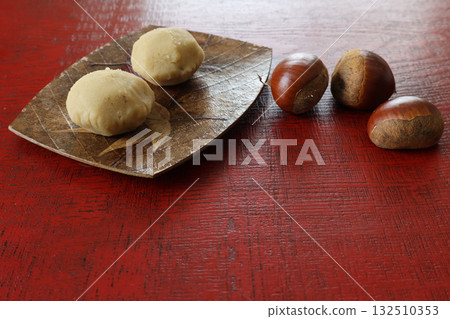 盤子上的 Kuri-kinton 放在漆板上 盤子上的 Kuri-kinton 放在漆板上 132510353