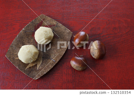 Kuri-kinton on a plate placed on a lacquered board 132510354