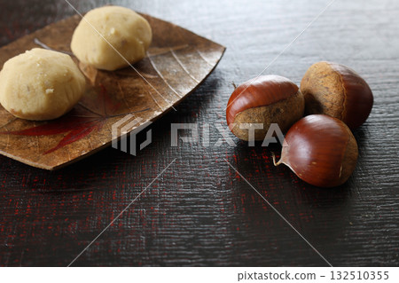 盤子上的 Kuri-kinton 放在漆板上 132510355