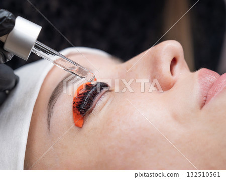 The process of professional lamination and tinting of eyelashes in the salon. 132510561