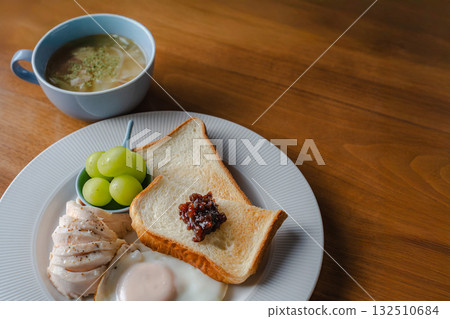 Western-style breakfast of toast, fried egg, chicken ham and Shine Muscat grapes Western-style breakfast of toast, fried egg, chicken ham and Shine Muscat grapes 132510684